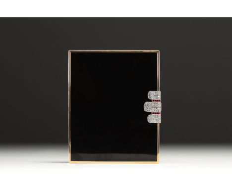 VAN CLEEF &amp; ARPELS - Rare minaudiere in black lacquer and 18k gold, clasp decorated with diamonds and rubies, it contains