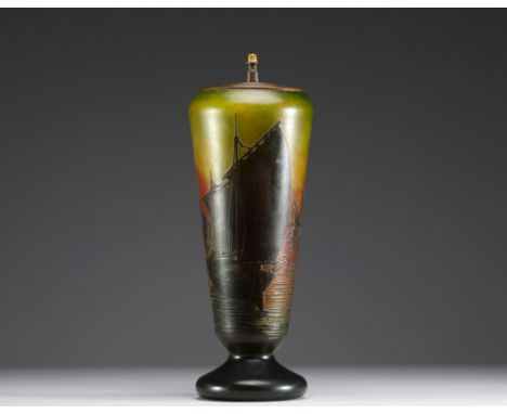 DAUM Nancy - Lamp base in acid-etched multi-layered glass decorated with sailboats, signed in the decoration. Normal wear - W