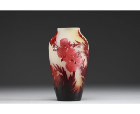 Emile GALLE (1846-1904) Acid-etched multi-layered glass vase with floral design, signed. - Weight: 340 g - Shipping available