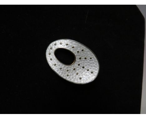 A MID 20TH CENTURY ØYSTEIN BALLE SILVER AND WHITE GUILLOCHE ENAMEL BROOCH, of elliptic form, white enamel star patterned grou