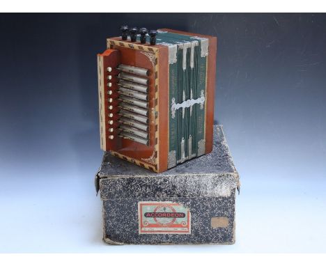 A BOXED LUDWIG 'PINE TREE' ACCORDION, W 31 cm