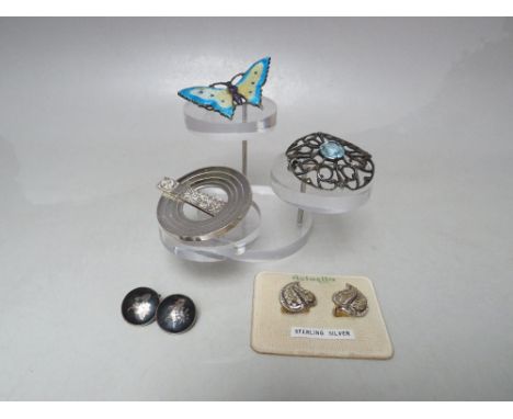 A VINTAGE RETRO STYLE DAVID LAWRENCE HALLMARKED SILVER BROOCH, W 5 cm, together with a sterling silver enamelled butterfly br