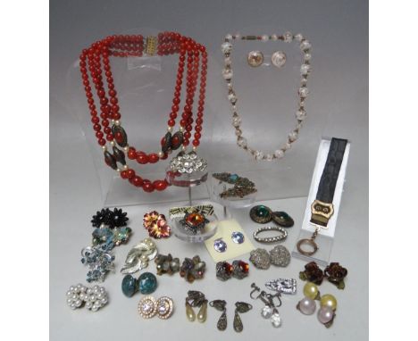 A COLLECTION OF VINTAGE COSTUME JEWELLERY, to include an Italian Murano glass beads and earrings set, a selection of brooches