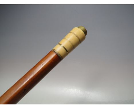 A WALKING CANE WITH COMPASS TO THE TOP OF THE HANDLE, L 91 cm