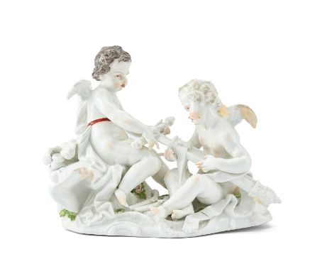 Allegorische Amoretten-Gruppe"Der Krieg", Meissen um 1755/60. Entw.: J.J. Kaendler u. Mitarbeiter. Auf unregel- mäßigem Socke