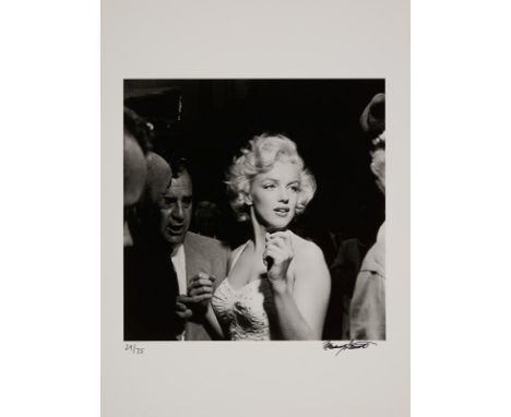 s/w Fotografie Murray Garrettgeb. 1926 "Marilyn Monroe surrounded by reporters and fans outside Grauman's Chinese Theater in 