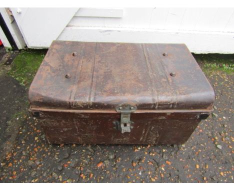 Metal trunk&nbsp;