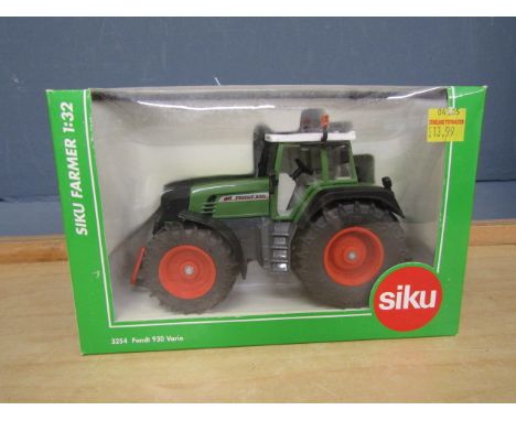 Boxed Siku 1:32 scale die-cast Fendt 930 Vario tractor. Model No 3254