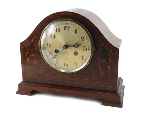 A 1920s/30s mahogany and marquetry mantel clock, with a silvered dial, on bracket feet, 26cm high. 