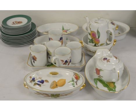 Royal Worcester Evesham oven-to-table ware, gilt-edged 1960s, to include: vegetable tureens; coffee pot; teapot; mugs; bowls;