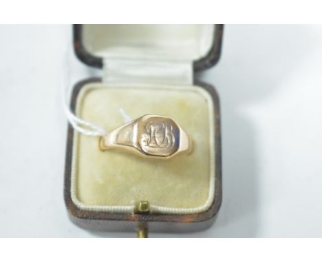 A 9ct gold signet ring with engraved initials, 5.2g.