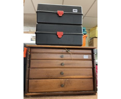 ENGINEERS TYPE MULTI DRAWER TOOL CHEST OF TOOLS AND TWO PLASTIC TOOL CHESTS 