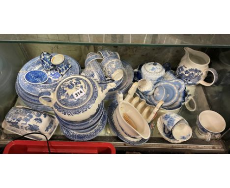 SHELF OF BLUE AND WHITE TRANSFER PRINTED WARE PLATES, TEAPOT, SOME WEDGWOOD