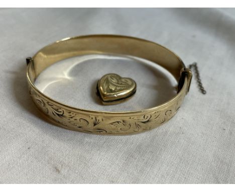 ROLLED GOLD HEART SHAPED LOCKET AND A 9CT METAL CORE ENGRAVED BANGLE 