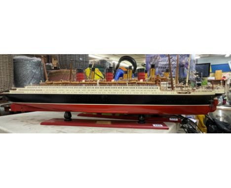 SCALE MODEL OF THE QUEEN MARY