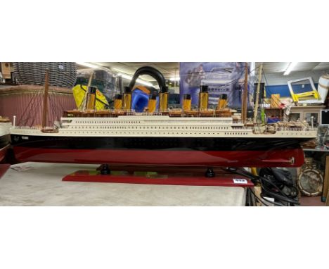 LARGER SCALE MODEL OF THE TITANIC
