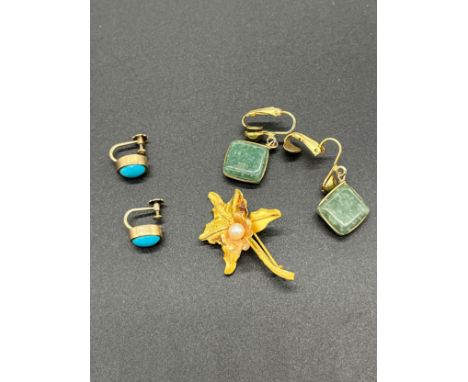 18ct yellow gold and pearl set floral brooch, 9ct yellow gold and turquoise stone set earrings. Together with a pair of jade 