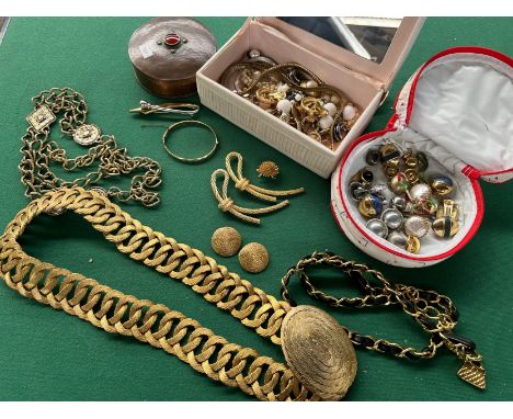 A Collection of vintage costume jewellery to include two Christian Dior Nautical rope brooches, various clip on earrings, Gol