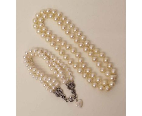 Cultured pearl single stand necklace and a cultured bracelet (2) Condition report: see terms and conditions.