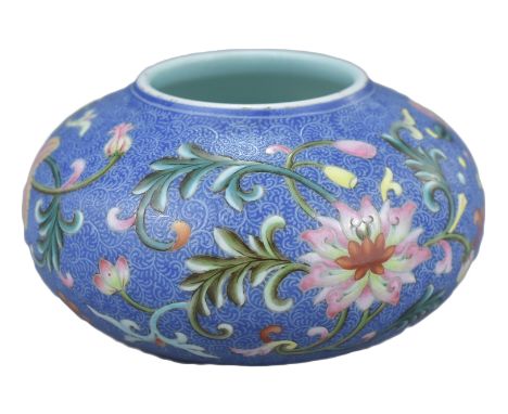 A Chinese Blue-Ground Famille Rose brush washer. Finely painted on a blue sgraffiato ground with scrolling patterns and gilt 