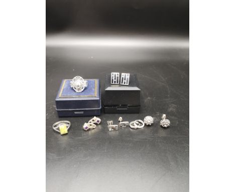 2 Silver ring together with 5 pairs of silver earrings. 
