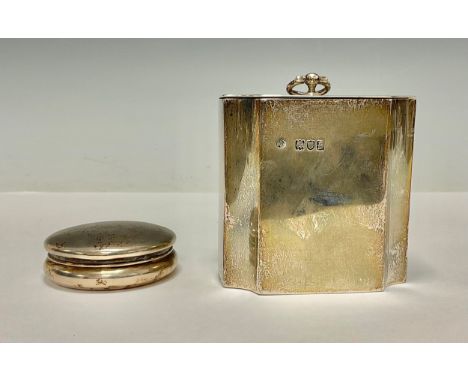 A George III style silver rectangular tea caddy, hinged cover, 9cm high, London, 1901, 222g; a George V silver snuff box, qui