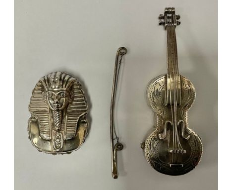 A sterling silver violin shaped pill or snuff box, hinged cover, marked 925, 7.5cm, with bow; a silver pharaoh pill/snuff box