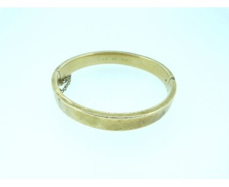 A 9ct yellow gold hinged bangle, of plain form, 19g.