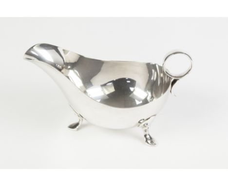 A TWENTIETH CENTURY SILVER SAUCE BOAT with ring handle, on three pad feet, Sheffield 1944, 8oz 