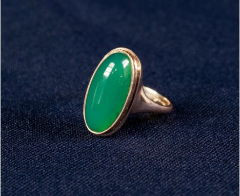 9ct GOLD CABOCHON GREEN STONE SET DRESS RING, 4.8 gms gross, in case