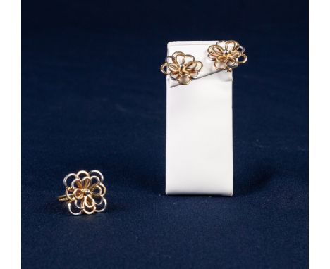 14ct GOLD RING, with large floral openwork top and the pair of  MATCHING PIN EARRINGS, 14.4gms (3) 