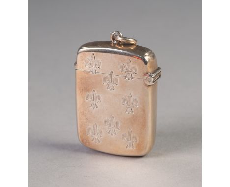 EDWARD VII ENGRAVED SILVER VESTA CASE, with ring suspension and decorated with fleur de lis motifs, Birmingham 1908, 1.2oz