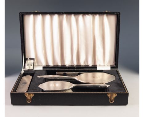 MODERN THREE PIECE ENGINE TURNED SILVER CASED HAND MIRROR AND BRUSH SET, Birmingham 1972, and the earlier, matching comb