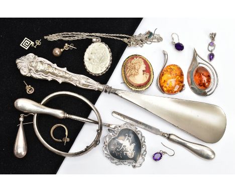 AN ASSORTMENT OF SILVER ITEMS, to include a silver floral locket, hallmarked sterling Birmingham, a damascene brooch stamped 
