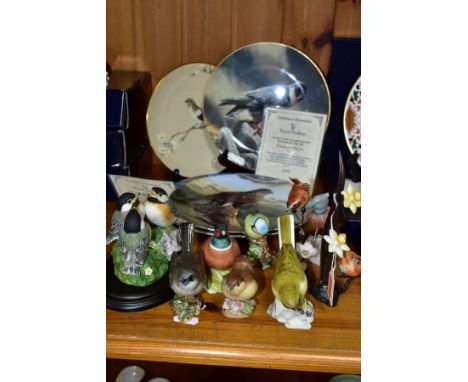 A COLLECTION OF NINE BIRD FIGURINES AND FOUR PLATES BY ROYAL WORCESTER, ROYAL DOULTON, ETC, including two Royal Worcester bis