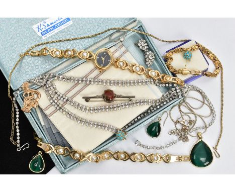 A BAG OF ASSORTED JEWELLERY, to include a white metal moss agate brooch stamped sterling, a boxed white metal necklace and ea