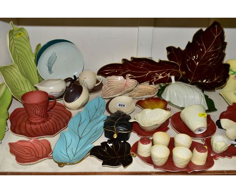 A COLLECTION OF CARLTON WARE IN LEAF, PINSTRIPE AND WINDSWEPT, in two tone, Rouge Royale and single colours with gilt details