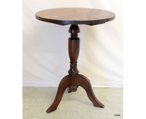 A mahogany coloured circular lamp table