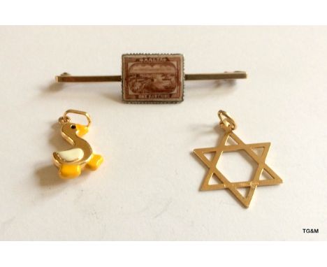 A 9ct gold tie pin with gold duck  and gold star