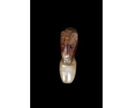 Chinese Art A stylized animal shaped jade pendant China, Neolithic period. . Cm 2,00 x 6,80 x 2,50.