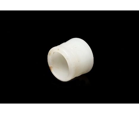 Chinese Art A white jade archer ring China, Han period, 200 b.C. - 200 AD. . Cm 3,00 x 2,50.