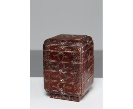 Chinese Art A mother of pearl inlaid lacquered box China, Ming dynasty, 16th century. . Cm 16,00 x 24,00.