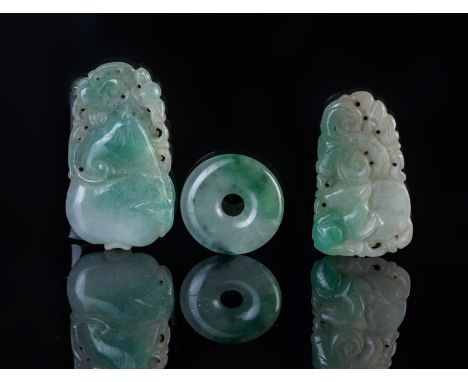 Chinese Art A group of three apple green jade carvings China, 20th century . . Cm 4,10.