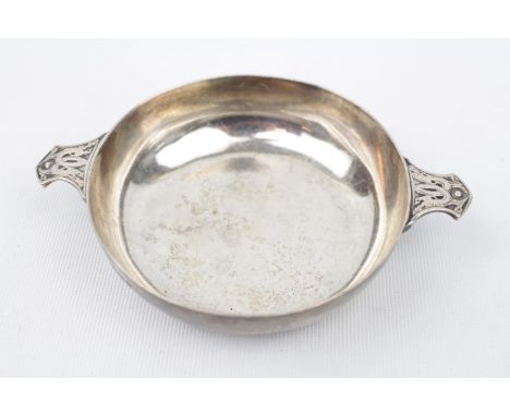 Mappin &amp; Webb Silver Quaich with Celtic design handles, London 1932. 120g total weight 