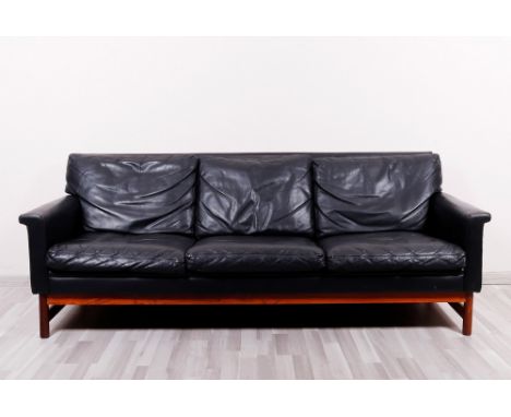 3-Sitzer Sofa, wohl Dänemark, 1960er/70er Jahre Teak/schwarzes Leder, auf 4 verstrebten Rundbeinen, flache Zarge und rechteck