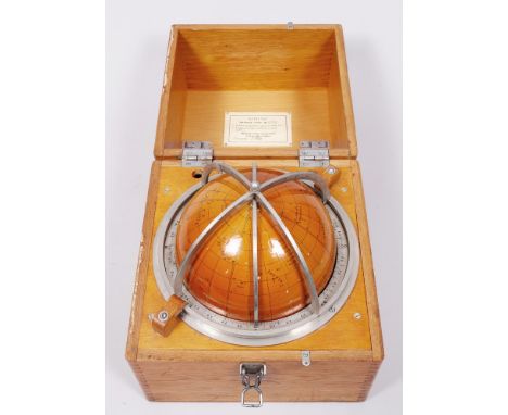 Navigations-Sternenglobus in Transportbox, Russland, um 1966 Pappe/Metall/Holz, eingelassener Sternenglobus mit kyrillischer 