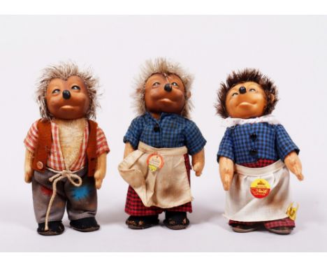 3 Mecki-Figuren, Steiff u.a., 1960er/70er Jahre Filz/Plüsch/Kunststoff, 2x Igelfrau "Micki" je mit Etikett an Schürze, 1x Kno