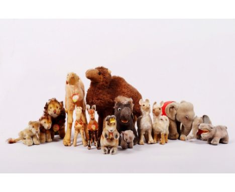 Konvolut exotische Tiere, Steiff u.a., Mitte/2. Hälfte 20.Jh., 15-tlg. Plüsch/Kunststoff u.a., 1x kleiner Elefant mit Sattel 