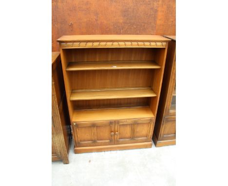 AN ERCOL BLONDE THREE TIER OPEN BOOKCASE WITH CUPBOARD TO BASE, 39.5" WIDE 