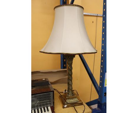 A VINTAGE BRASS TABLE LAMP WITH TWISTED COLUMN BASE AND SHADE, HEIGHT TO TOP OF BASE, 36CM 